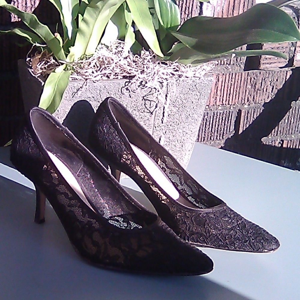 Floral Lace Black Kitten Heel